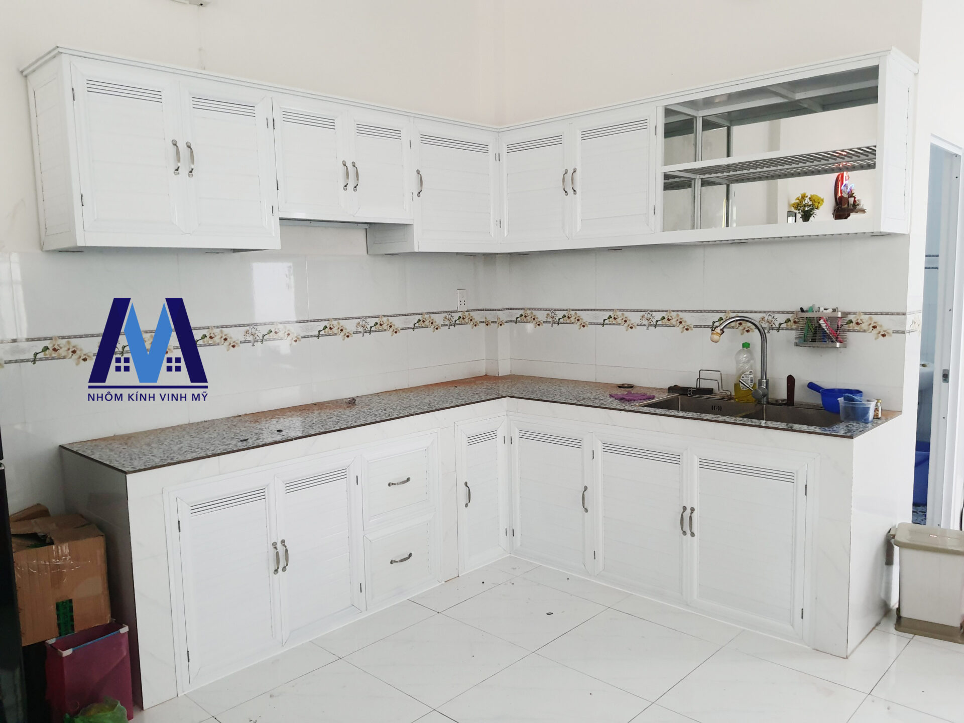 Làm tủ bếp nhôm kính ở đâu đẹp? Giá bao nhiêu? | z2992539251122 5af3c163e6eb5b0cd04eb5790e32ec73 Copy