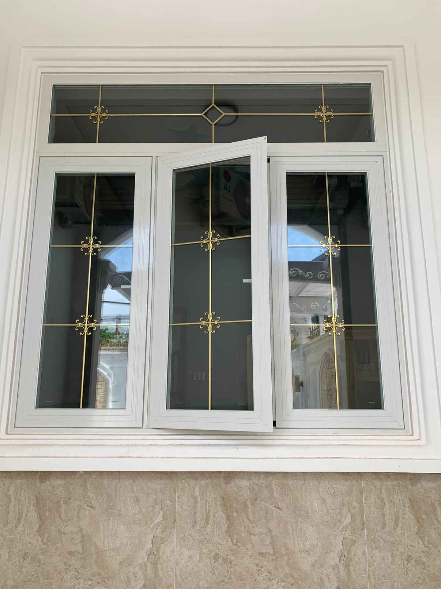 Tổng hợp các mẫu cửa nhôm kính trắng sữa đẹp, được ưa chuộng nhất | z3705534401845 b12fefabf22ca0858271fa0ef42be5c6