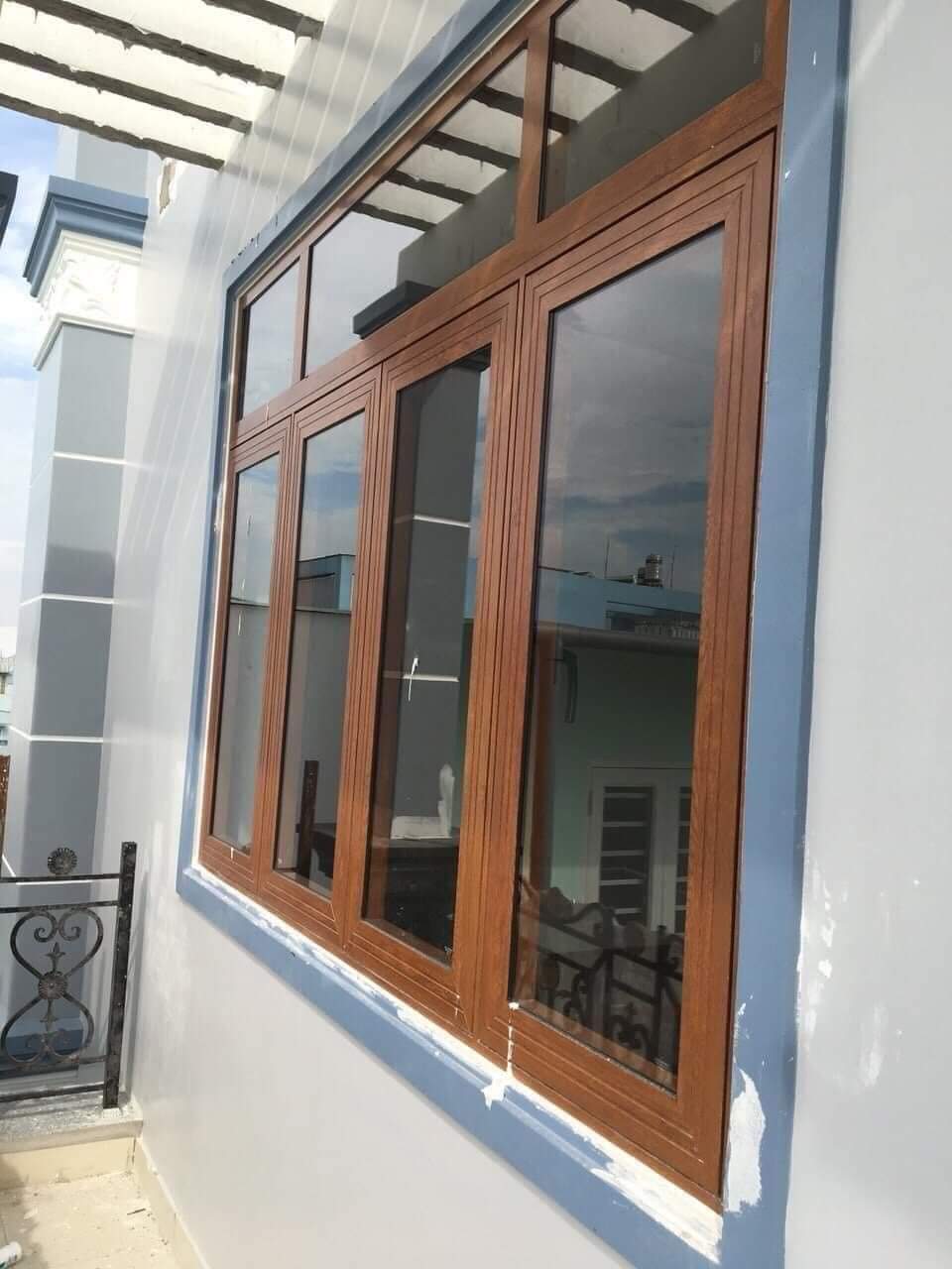 Gợi ý mẫu cửa sổ nhôm kính giả gỗ đẹp cho mọi công trình | z2420809230083 7745b0a12c888e5cf8ceb4f6520fa9c8