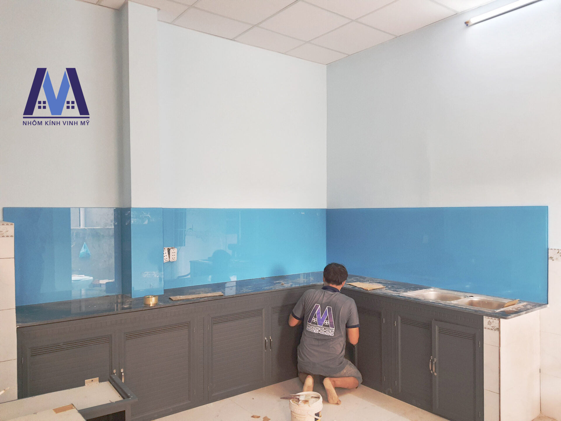 “Điểm mặt” các mẫu tủ bếp nhôm kính đẹp, được ưa chuộng nhất hiện nay | z2609616498535 3276e38b7338658cc1dda4d9a9d69b9f