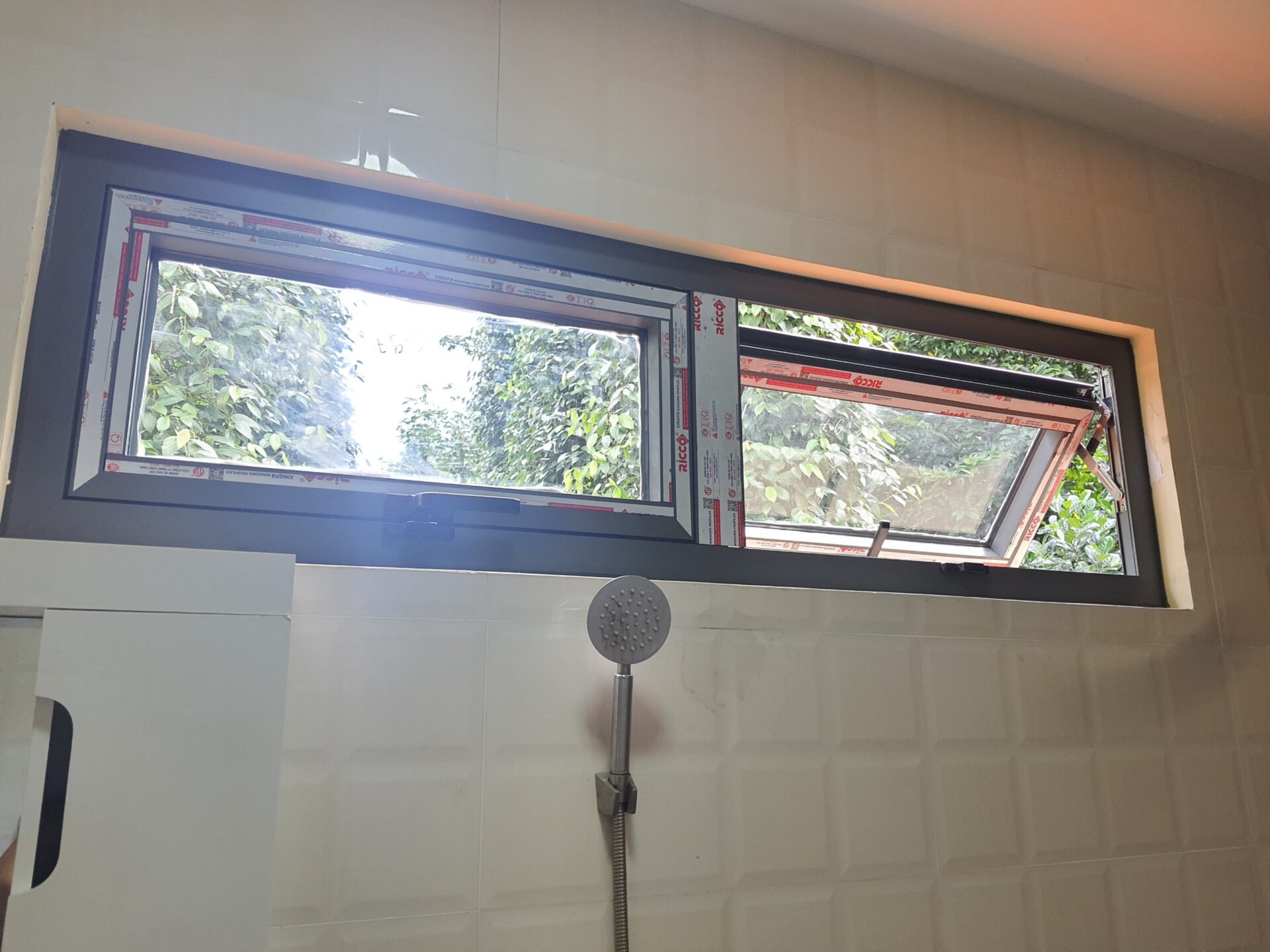 Tổng hợp các mẫu cửa nhôm kính đẹp không nên bỏ lỡ | z2835471572768 ae2bb0e6b073a299c37bf74e82deb46d