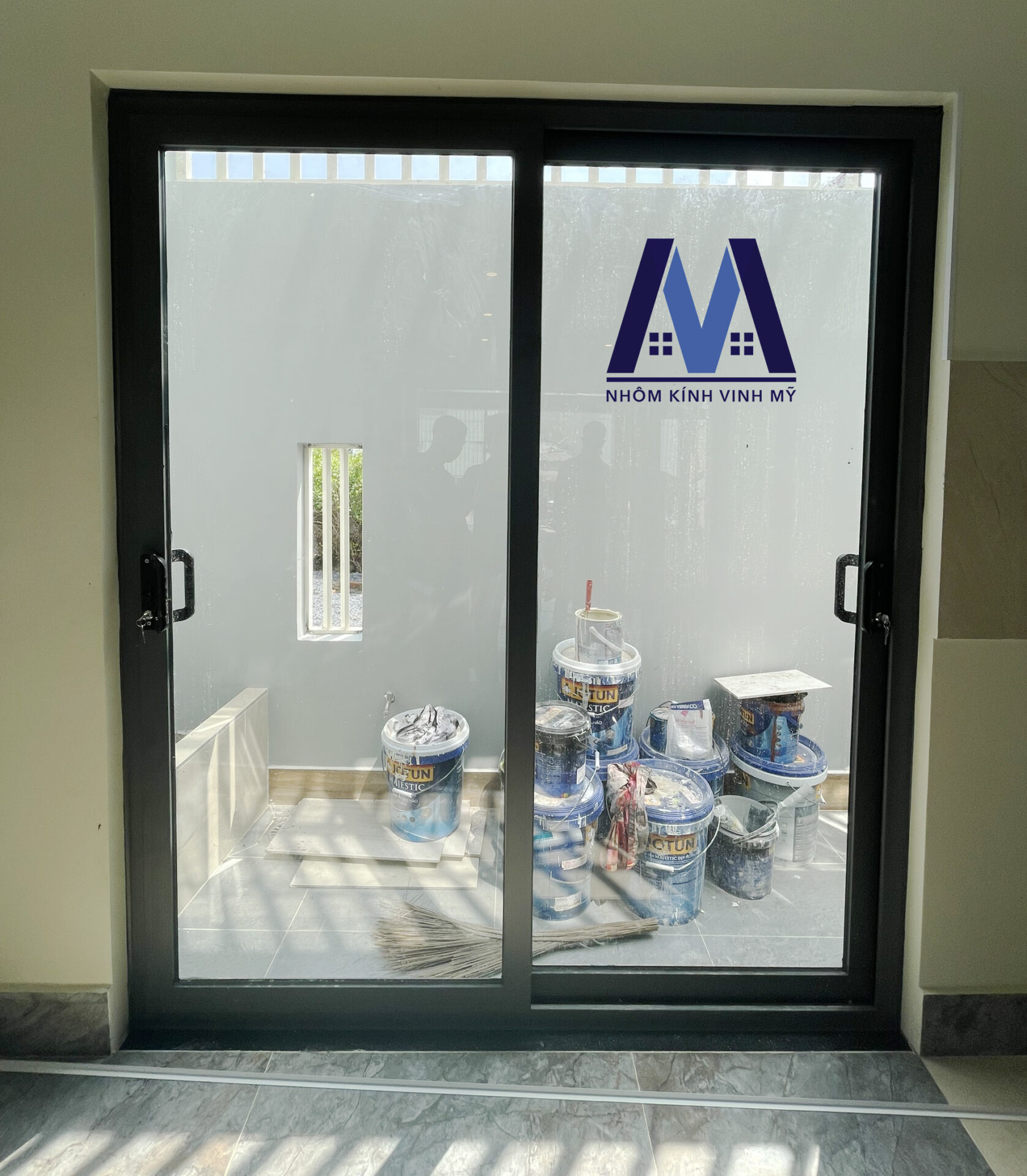 Cửa nhôm kính trượt là gì? Tham khảo các mẫu cửa trượt đẹp, giá bình dân | z2960078338441 2444aa9270548e5a7c13b6f5ddc14de5